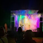 Die Band Happy auf der Bühne des Dorfplatzes in Herschweiler-Pettersheim.